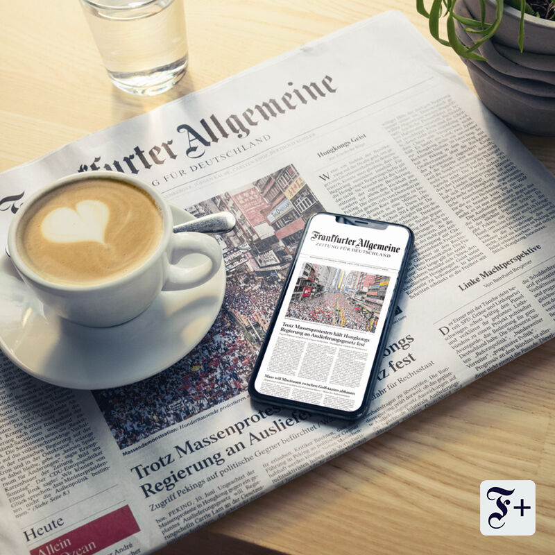 Gedruckte Tageszeitung auf dem Tisch und digitale Tageszeitung auf dem Handy image number null